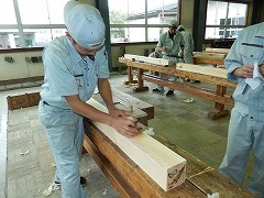 角材の鉋掛けの様子