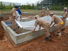 防湿シートを敷き込む様子