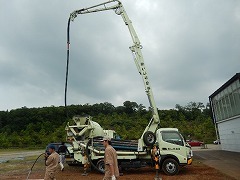 ポンプ車による生コン打設の様子