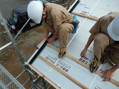 下地の桟木の取付けの様子