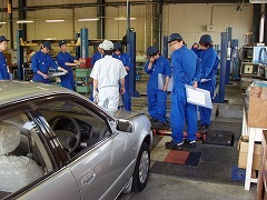 自動車検査作業の様子