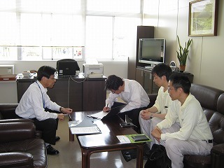 協定書へ署名している様子